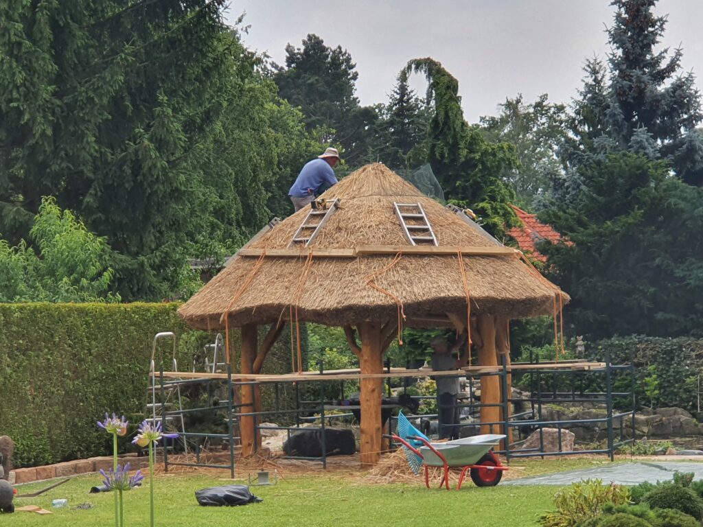 Gartenpavillon Holz in Berlin mit Reetdach