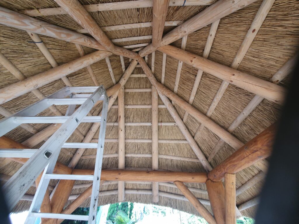 Dachstuhl aus Runde Stemme bei Gartenpavillon mit Reetdach