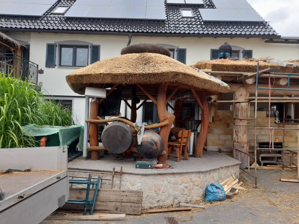 Kleine Pavillon aus Holz mit Reetdach