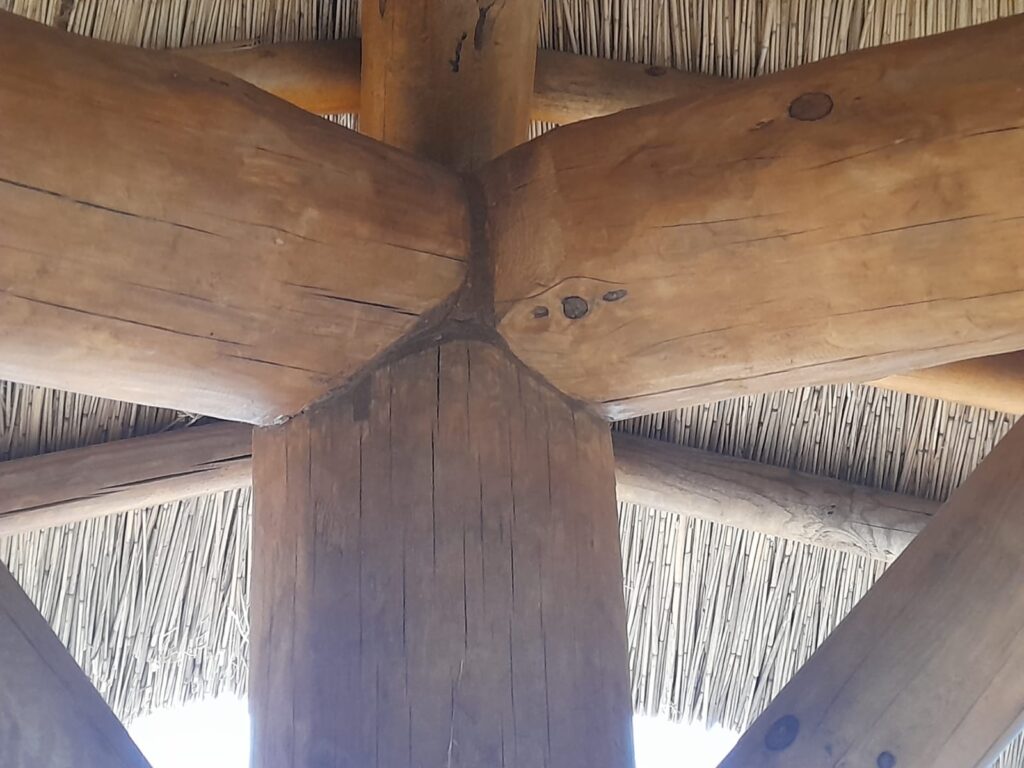 Verbindung Rundstamm auf die Ecke bei Gartenpavillon