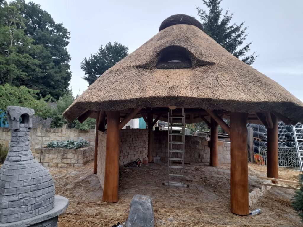 Gartenlaube Rustikal aus Holz mit Reetdach
