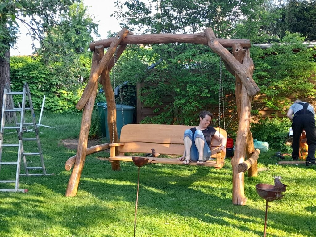 Hollywoodschaukel Holz Rustikal - für Ihre Garten aus Naturstammholz