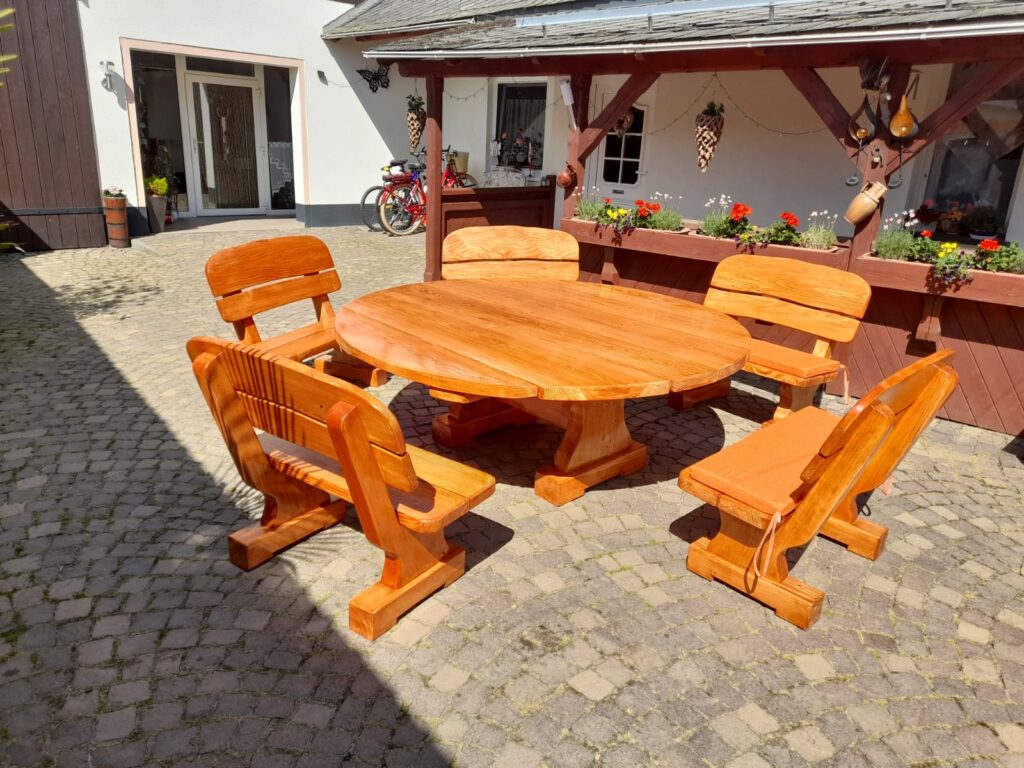Gartenmöbel Rustikal - Runder Tisch und Bänke