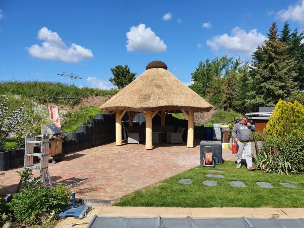Pavillon mit Reetdach - Ihre Erholung Ort in Garten