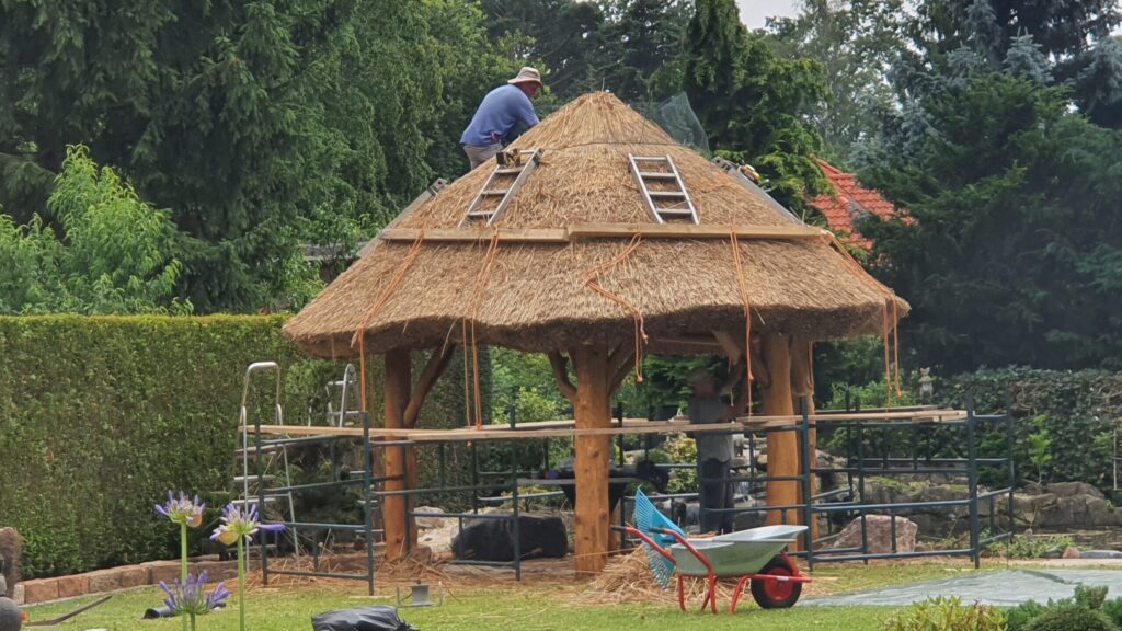 Gartenlaube mit Reetdach in Berlin - eine Erholung Ort in Ihre Garten